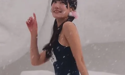 Nữ ca sĩ 29 tuổi gây sốc khi mặc đồ bơi biểu diễn dưới tuyết