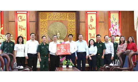 TPHCM chúc Tết, trao hơn 2 tỉ đồng chăm lo an sinh tại tỉnh Tây Ninh