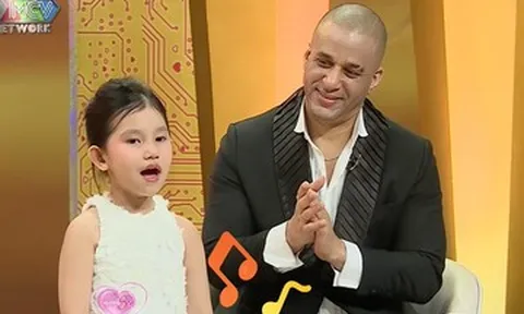 Từng phản đối dữ dội, bé gái khóc khi bạn trai của mẹ xách vali về Cuba