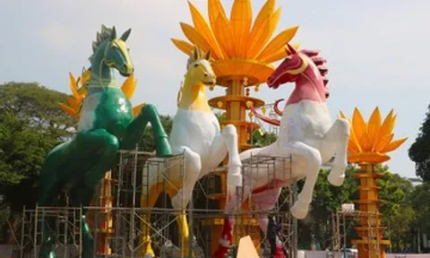 Lộ diện cụm linh vật ngựa khổng lồ 'phi nước đại' ở Vũng Tàu