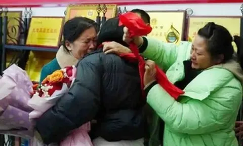 Vợ bế con mất tích 31 năm, chồng nghẹn ngào đoàn tụ nhờ một video