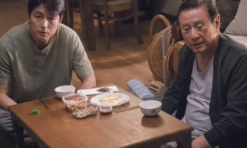 Bố vợ từ quê lên vay 20 triệu sắm Tết mà con rể không cho, chỉ đưa 1 túi quà nhỏ, dặn về nhà hãy mở ra