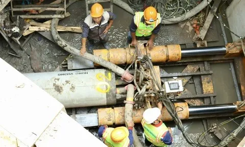 Cận Tết, công nhân vẫn bám trụ thi công trên rạch Xuyên Tâm