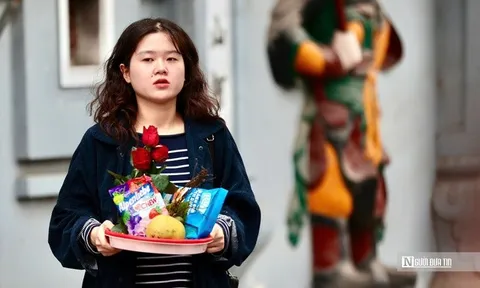 Nam thanh nữ tú đến một ngôi chùa ở Hà Nội cầu duyên ngày Valentine