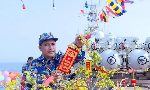 Sắc xuân trên boong tàu giữa Ấn Độ Dương