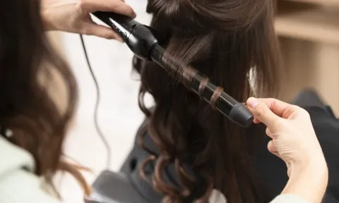 Có nên nhuộm tóc, uốn tóc quá gần ngày tết?