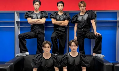 EXO mặc trang phục công chúa tri ân người hâm mộ sau loạt thành tích 'khủng'