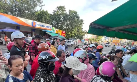 Xếp hàng mua gà luộc, vịt quay cúng ‘hóa vàng’ mùng 3 Tết