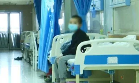 Bé trai bị mẹ ruột “bỏ rơi” tại bệnh viện 1 tháng trời, lúc đến đón con ung dung nói 1 câu khiến nhiều người ngán ngẩm