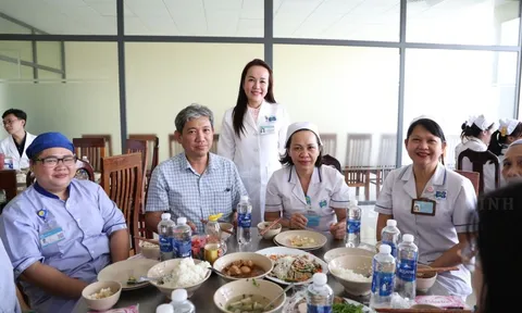 Bệnh nhân rơi nước mắt khi nhận món quà Tết bất ngờ