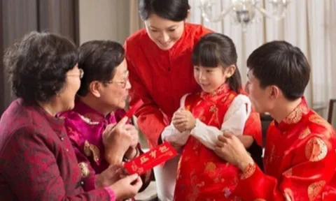 Đứa trẻ bị tịch thu tiền lì xì và đứa trẻ được tự giữ, 20 năm sau, cuộc sống của chúng khác biệt quá rõ rệt