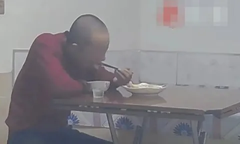 Xem camera thấy cha ngồi ăn một mình đêm giao thừa, con gái vượt 800km về nhà