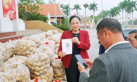 Lãnh đạo xã ở Hưng Yên livestream bán 4,5 tấn khoai tây giúp dân