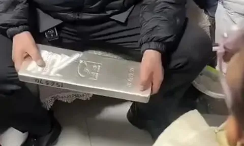 Bé gái 5 tuổi được cậu lì xì thỏi bạc 15kg hơn 1 tỷ đồng gây sốt