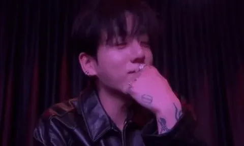 Nam ca sĩ 29 tuổi gây tranh cãi vì livestream uống rượu, văng tục trên sóng