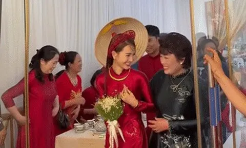 MC Huyền Trang VTV đeo vàng kín tay, đon đả bên mẹ chồng ở lễ ăn hỏi với Đức Huy