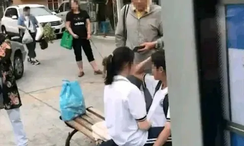 Một nam một nữ học sinh có hành động phản cảm ngay trạm xe buýt, người đi đường nói một câu cả hai liền xanh mặt