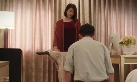 Vợ cũ đến thăm con, thấy em mặc ngược chiếc áo để lộ bí mật cơ thể, tôi quỳ xin tái hôn