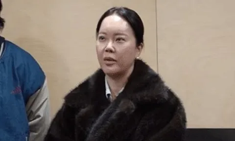 Nữ ca sĩ 50 tuổi gương mặt biến dạng, hối hận vì phẫu thuật thẩm mỹ