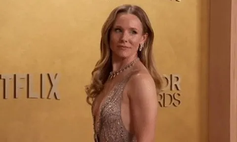 Nữ diễn viên 46 tuổi gây sốc khi 'mặc cũng như không' lên thảm đỏ