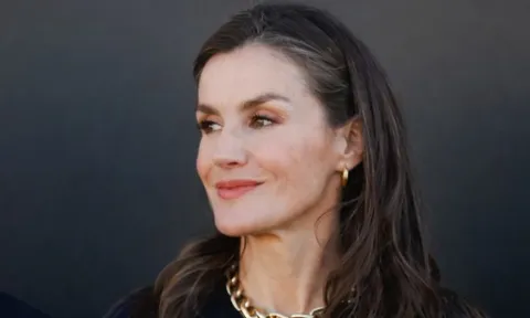 Hoàng hậu Letizia của Tây Ban Nha gợi ý 3 công thức mặc đẹp, thanh lịch năm 2026