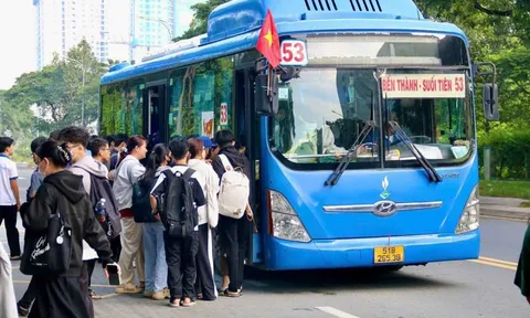 Một trường đại học ở TP.HCM tri ân tài xế, nhân viên xe buýt số 53