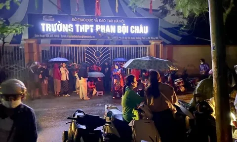 Phụ huynh xếp hàng từ nửa đêm giữ chỗ, hiệu trưởng lên tiếng