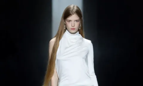 Con gái Elon Musk gây chú ý trên sàn diễn Gucci 2026