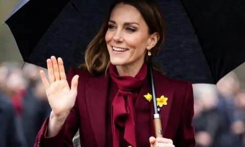 Công nương Kate Middleton khẳng định đẳng cấp thời trang với sắc đỏ rượu vang