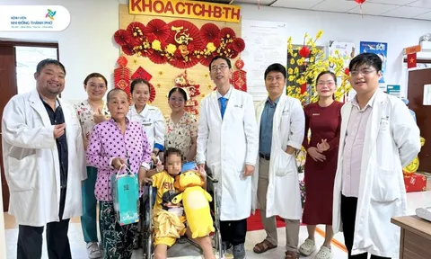 Giành lại sự sống cho bé gái bị lóc da toàn bộ vùng mông