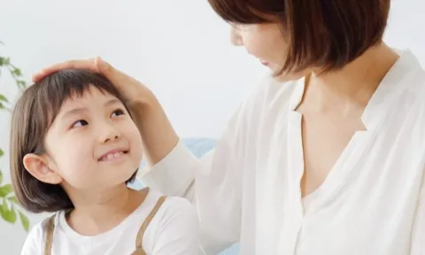 Con gái được khen "Cháu xinh quá", bố mẹ bé nghiêm túc yêu cầu: "Cô phải xin lỗi con gái tôi!"