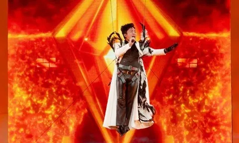 Ca sĩ Tùng Dương khiến khán giả bất ngờ khi vừa đu dây vừa hát nhạc remix