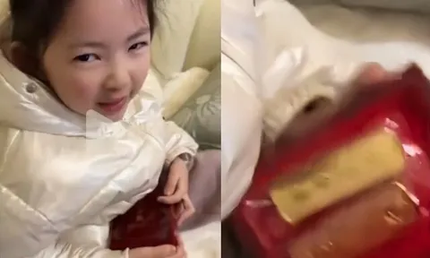 Con gái đi học mẫu giáo về tặng mẹ món quà, người mẹ tá hoả khi thấy 2 thỏi vàng con lấy ra từ cặp