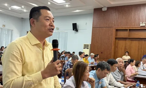 Cử tri ở TPHCM gây chú ý khi đề cập giá xăng dầu, giá gas đang leo thang