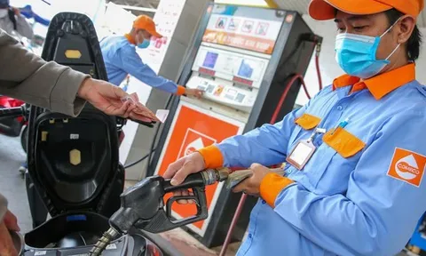 Giá dầu thế giới giảm, vì sao xăng dầu trong nước chưa thể "hạ nhiệt"?