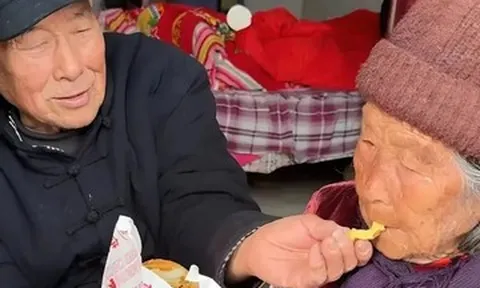 Cụ ông 92 tuổi mang hamburger sang thăm chị gái 94 tuổi, cuộc gặp gây xúc động