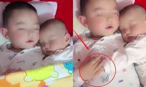 Lo lắng khi để con trai chăm em, mẹ vội về nhà thì thấy cảnh tượng ấm áp, lật chăn ra mới sững người