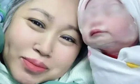 Sinh con ở tuổi 63, cặp vợ chồng tóc bạc vỡ òa hạnh phúc