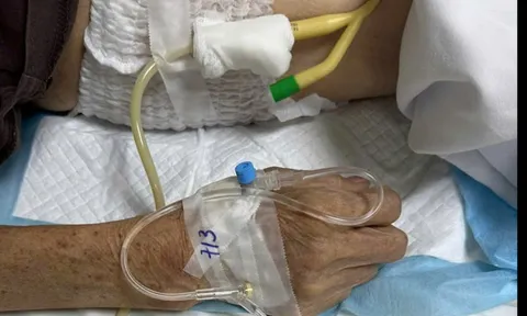 Cụ ông nhiều ngày bí tiểu, nước tiểu trắng đục như sữa