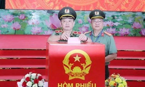 Các cán bộ, chiến sĩ trên cả nước đi bầu cử sớm