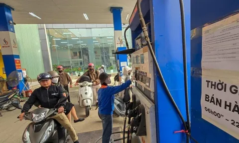 Một trường học ở TP.HCM hỗ trợ phụ cấp xăng xe cho giảng viên