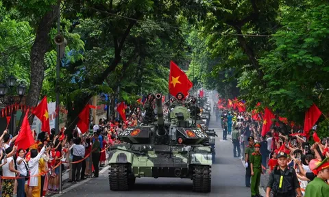 Đoàn xe tăng, khí tài đi giữa 'rừng' cờ đỏ sao vàng