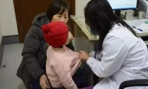 Mỗi lần bố đi công tác về, con gái lại than đau bụng, sau khi khám bác sĩ lắc đầu: "Vợ chồng nên ly hôn đi"