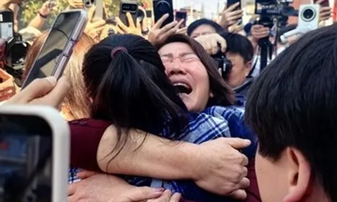 Bị bỏ rơi trong nhà vệ sinh lúc 2 ngày tuổi, cô gái đoàn tụ cha mẹ sau 28 năm