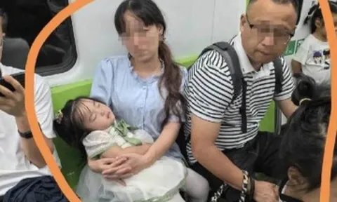 Nhường ghế cho mẹ bỉm trên tàu điện, chàng trai sững sờ khi thấy hành động thân mật của người đàn ông bên cạnh