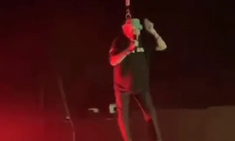 Ca sĩ bất tỉnh khi đang biểu diễn, bị treo lơ lửng trên sân khấu