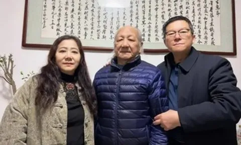 Cậu bé nghèo đi tìm ân nhân kẹp tiền trong sách sau hơn 40 năm, cái kết xúc động