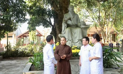 Chiêm ngưỡng cây vải cổ gần 300 năm “lưu giữ” cuộc đời đại danh y Hải Thượng Lãn Ông