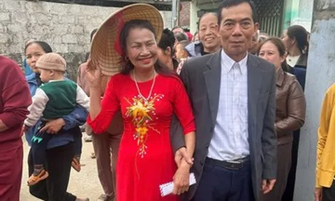 Cha U70 ở Thanh Hóa tái hôn sau 6 năm cô quạnh, con gái nghẹn ngào chúc phúc