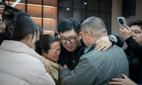 Vài phút gửi con cho người lạ, mẹ mất con suốt 37 năm, vỡ òa ngày đoàn tụ